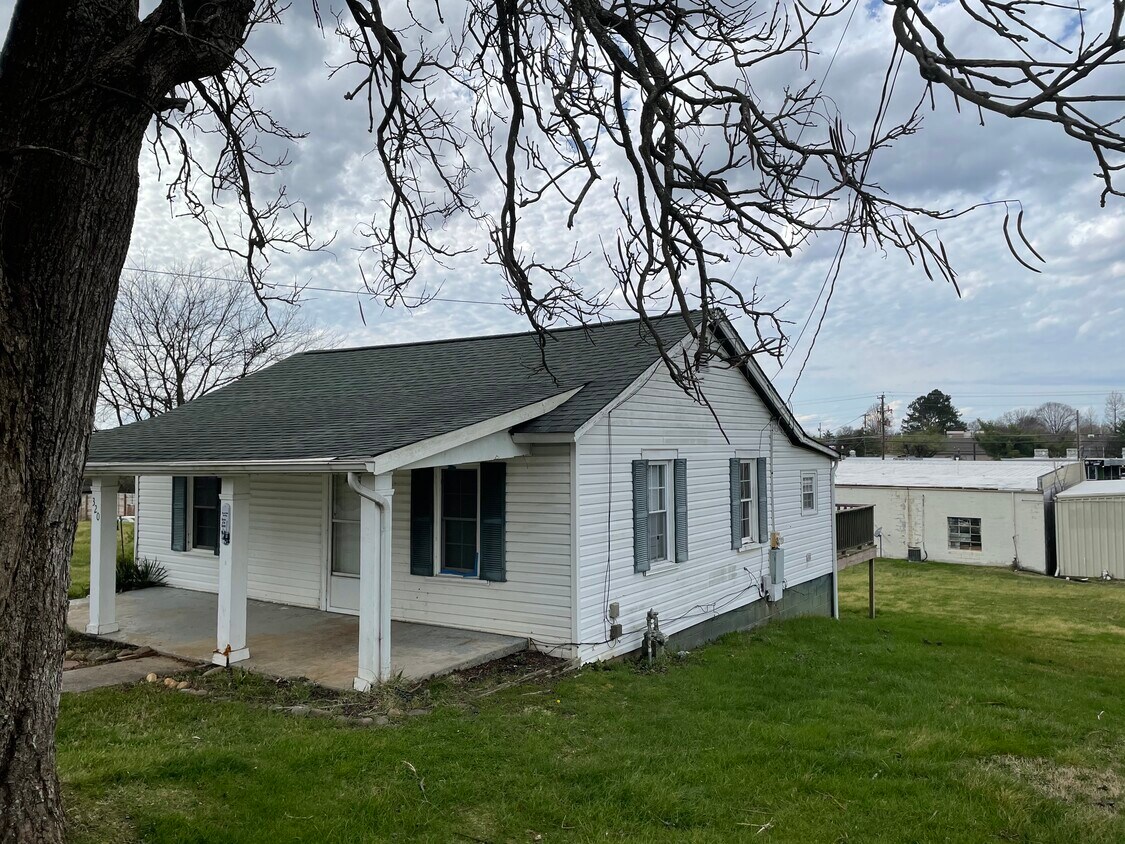 Primary Photo - 320 Hannum St