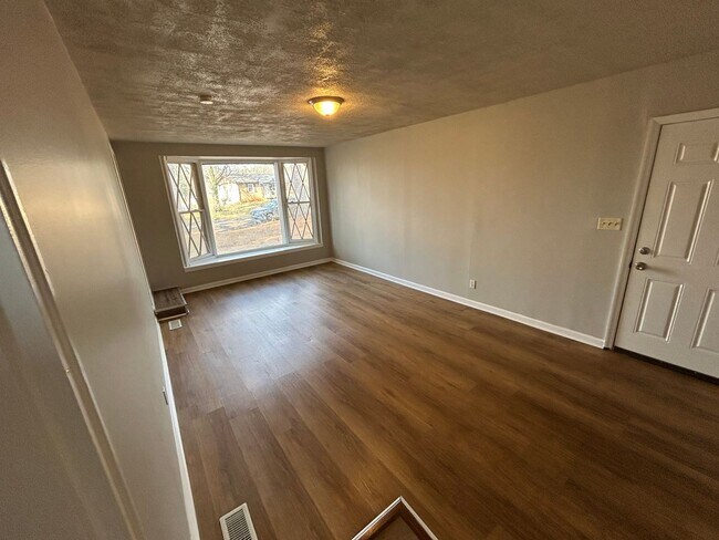 Building Photo - Charming 3BR brick home with Bonus Den