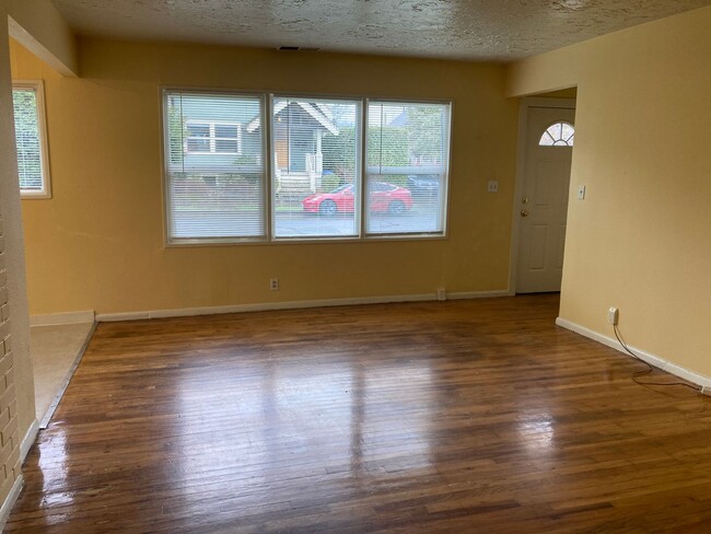 Foto del edificio - Charming Bungalow in Roselawn – Available ...
