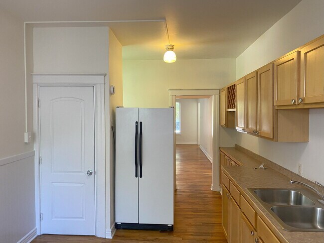 Building Photo - "Charming 2-Bedroom Haven in the Heart of ...