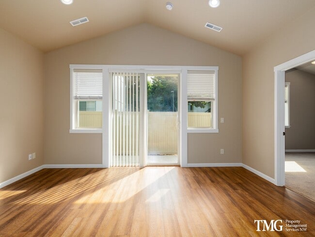 Building Photo - Centrally Located Townhome with Attached G...