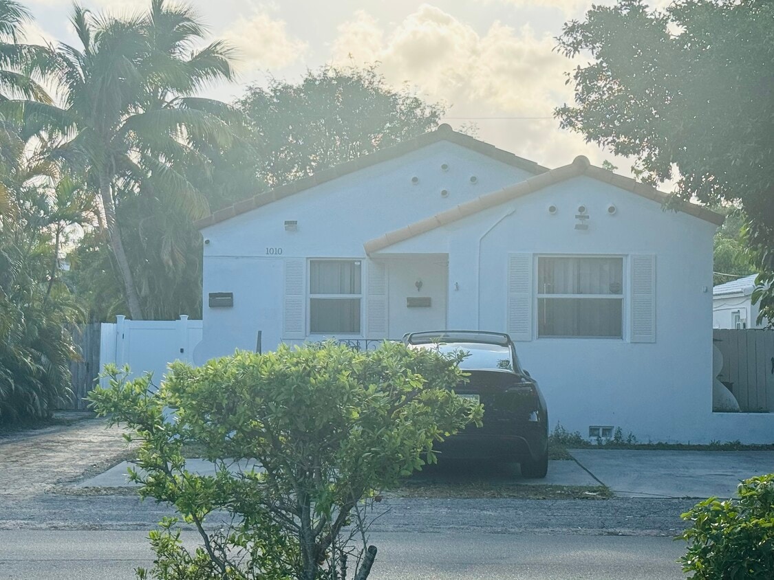 Building Photo - 1010 N 17th Ave