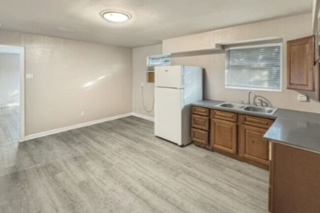 Foto del edificio - 5335 Burgundy St