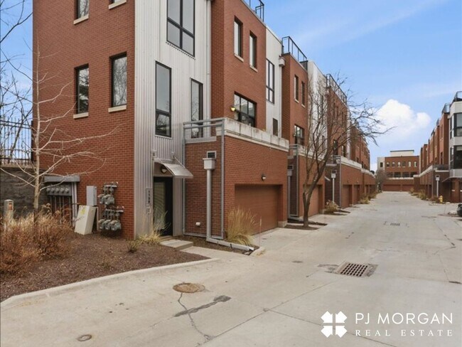 Foto del edificio - 2 Bedroom, 2 Bathroom Townhouse - Available Immediately