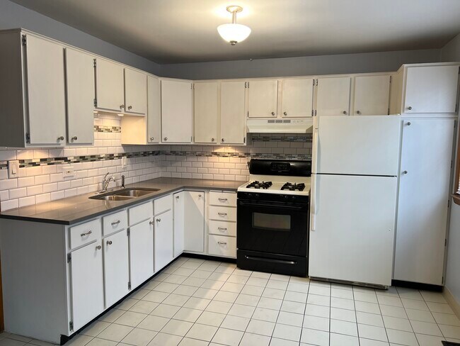 Kitchen - 136 S Iowa Ave
