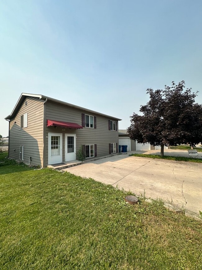 Building Photo - 915 Defoe St