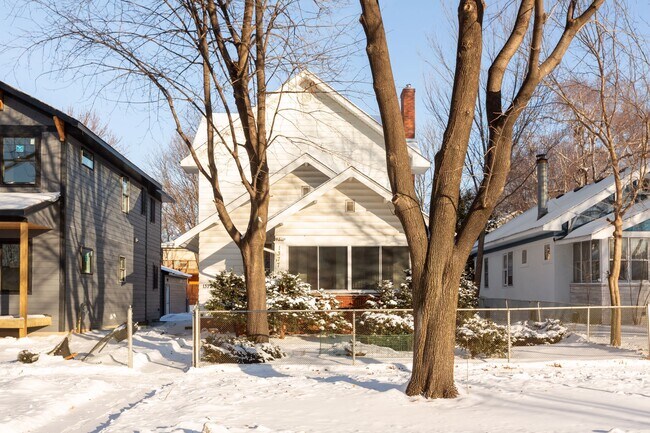 Foto del edificio - 1377 W Jefferson Ave