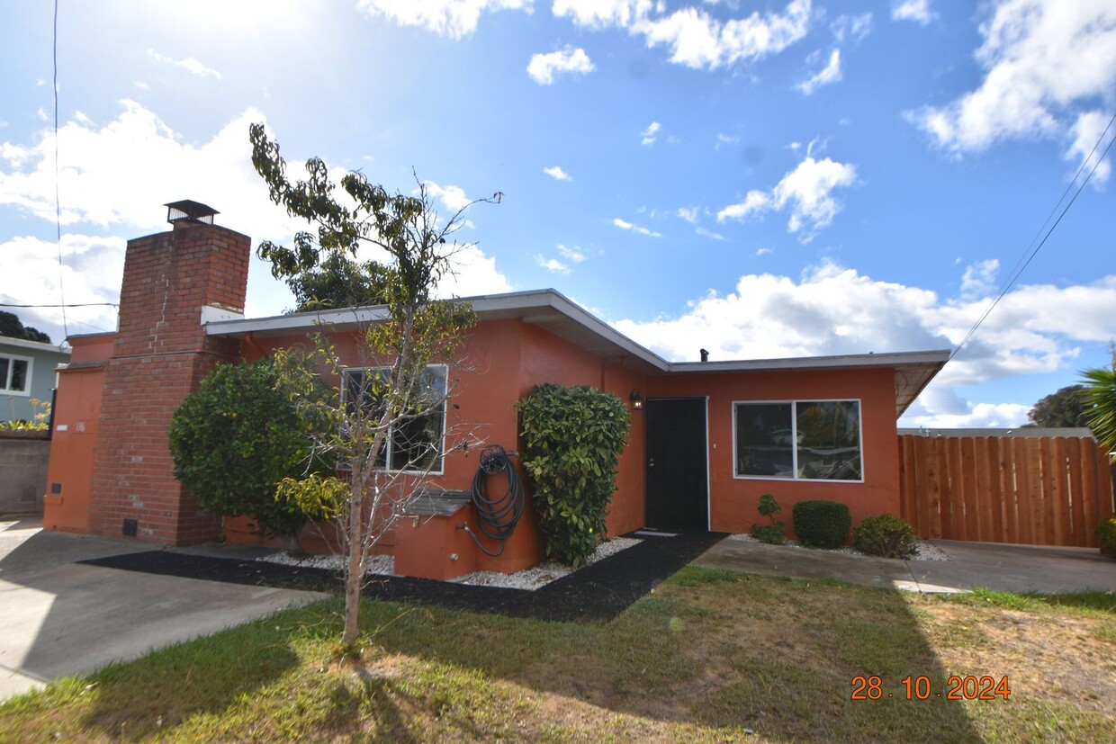 Foto principal - 4 Bedroom Home with Private Spacious Backy...