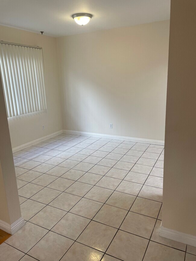 Breakfast area - 10947 Huston St