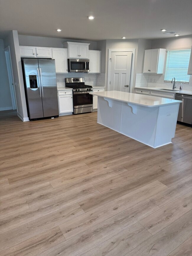 Kitchen, stainless applicances, white quartz and cabinets, pantry - 867 Ashlar Cir
