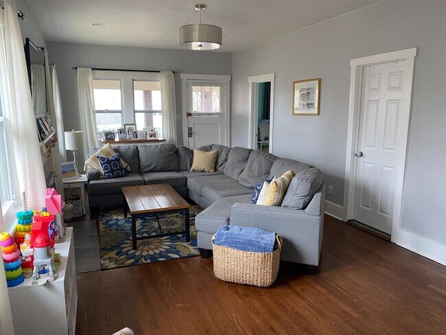 Building Photo - Single Family Home Available August 5th!