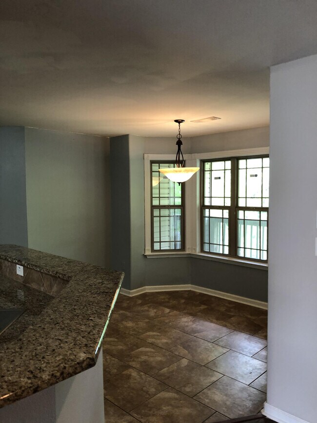 Building Photo - 1065 Skyline Dr