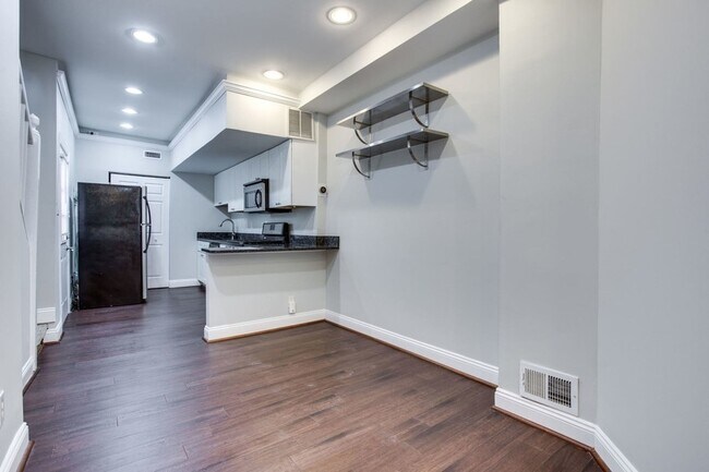 Foto del edificio - Amazing Two-Bedroom Rowhome Between H Stre...