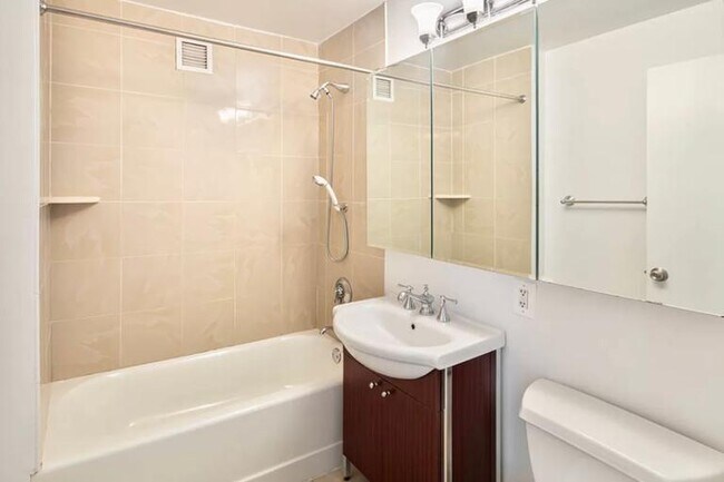 Building Photo - 905