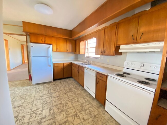 Building Photo - Newly updated No Pet 3 bedroom 2 bath bric...