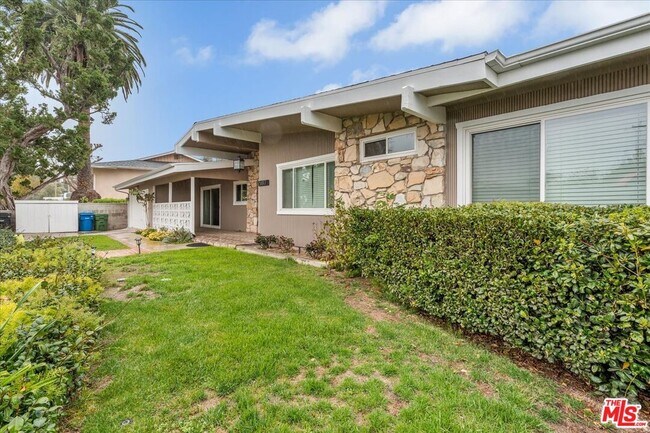 Building Photo - 5817 Lockhurst Dr