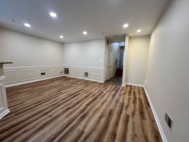 Building Photo - Stunning 3 BR/2.5 BA Townhome in Germantown!