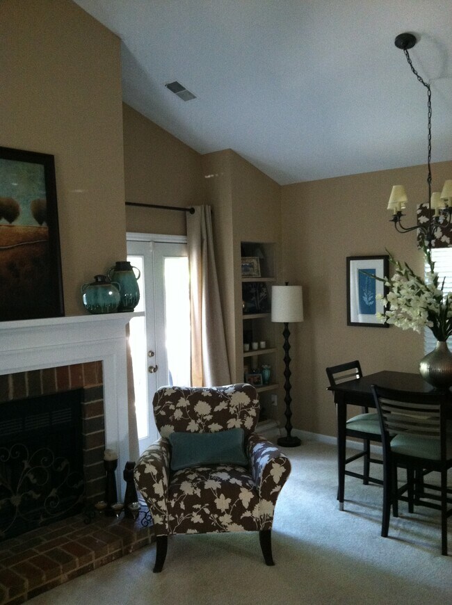 Sala de estar - 3806 Selwyn Farms Ln