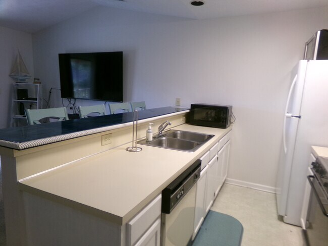 Building Photo - 4262 Pinehurst Cir