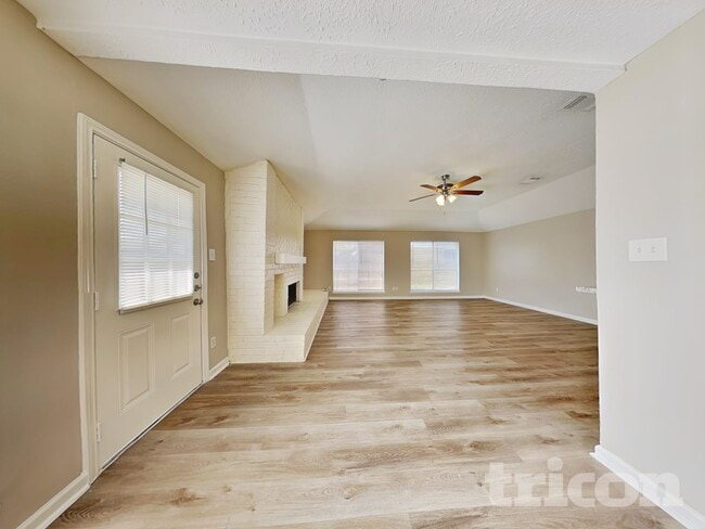 Foto del edificio - 6826 Blue Ridge Dr