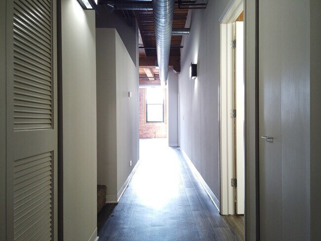 Building Photo - 1545 S State St