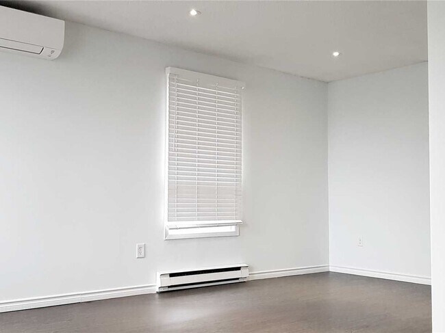 Photo du bâtiment - Spacious Main Floor Bungalow! (2+Den, 1 Bath)