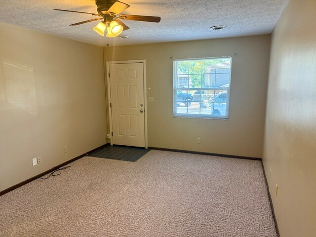 Foto del edificio - 1616 Spring Valley Dr