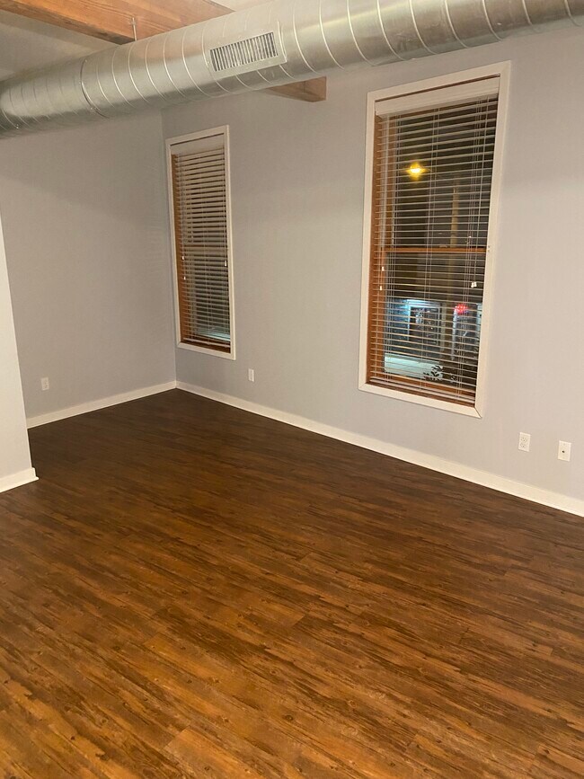 Building Photo - 1498 Lake Dr SE