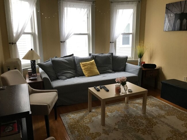 Foto del edificio - 9/1/26 - No Fee! Renovated Tufts-area 3BR!