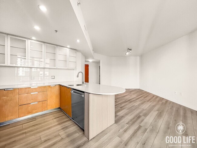 Foto del edificio - Stunning 2BD/2BA Condo in Downtown W/ W/D,...