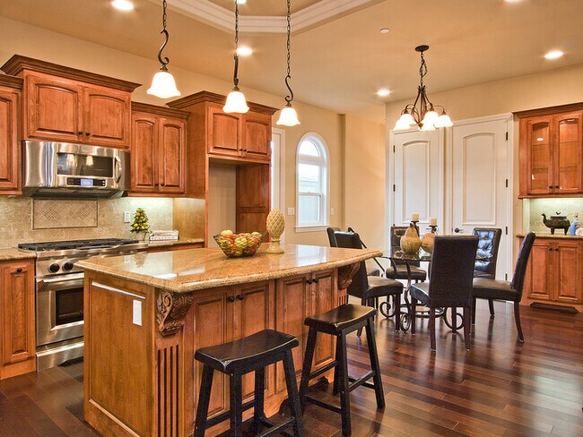 Building Photo - Spacious 3,224 Square Foot Townhouse!