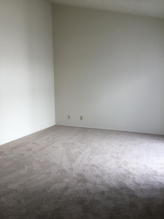Building Photo - 5824 Southview Dr