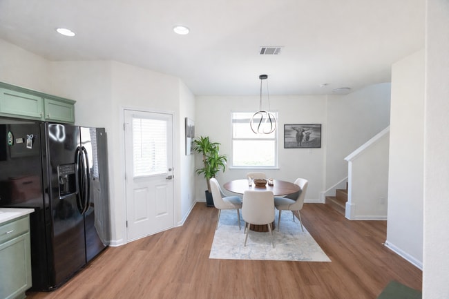 Building Photo - Room in Condo on Red Bud Ridge Ln