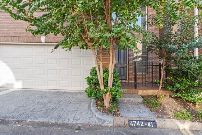 Foto del edificio - 4742 Post Oak Timber Dr