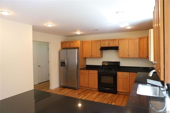 Building Photo - 8 Bel Air Dr