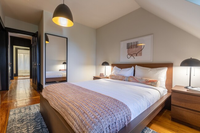 Building Photo - Queen room in 5-bed/2.0-bath Home