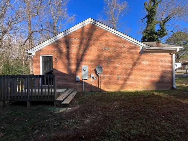 Foto del edificio - Coming Soon! 3 bedroom, 2 bath Brick home in High Point near I-74