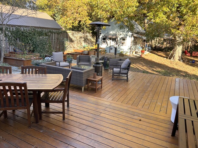 back of house - 906 Carolina Ave
