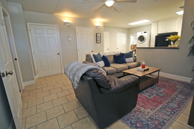 Building Photo - Stylish Apartment Living in the Heart of t...