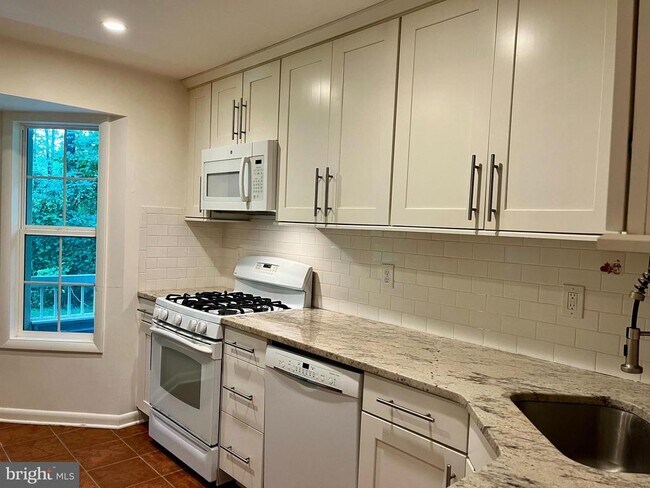 Building Photo - 110 Biscayne Ct
