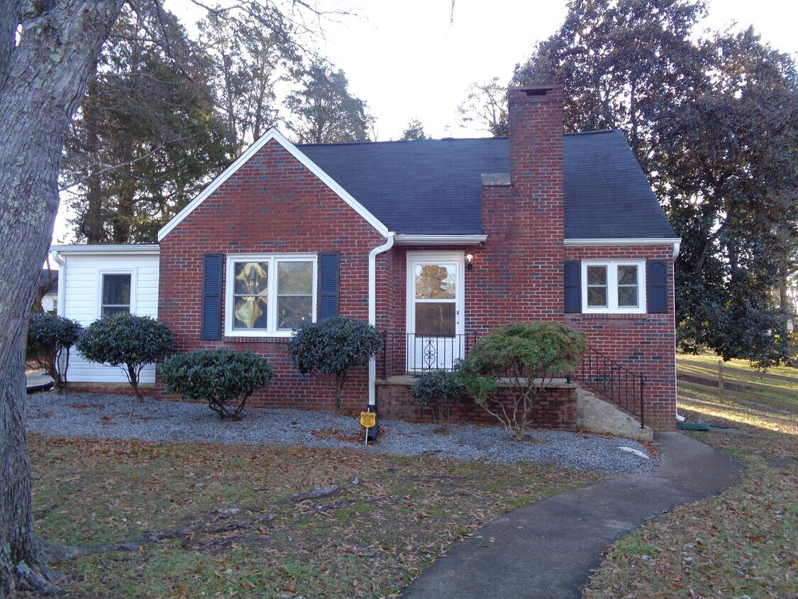 Minutes from Wake Forest and Reynolda Village Alquileres en Winston