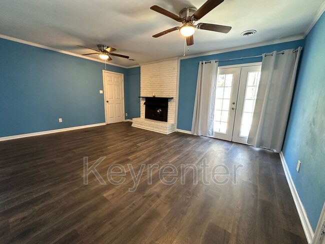 Building Photo - 300 Jefferson Ln