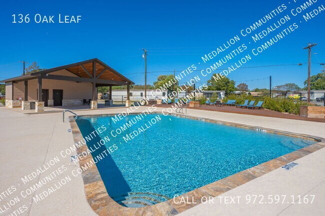 Building Photo - 136 Oak Leaf