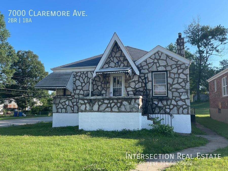 Foto principal - Unique Stone Front 2Bed/1Bath on Corner Lot