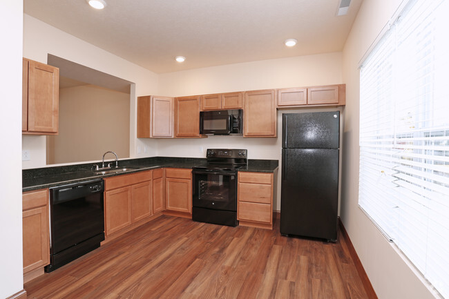 3BR - Kitchen - Highland Park Apartment Homes