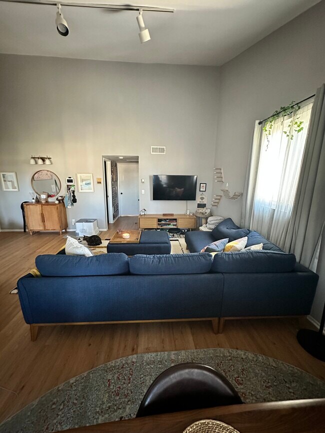 Sala de estar - Vista del dormitorio/baño - 7439 Woodman Ave