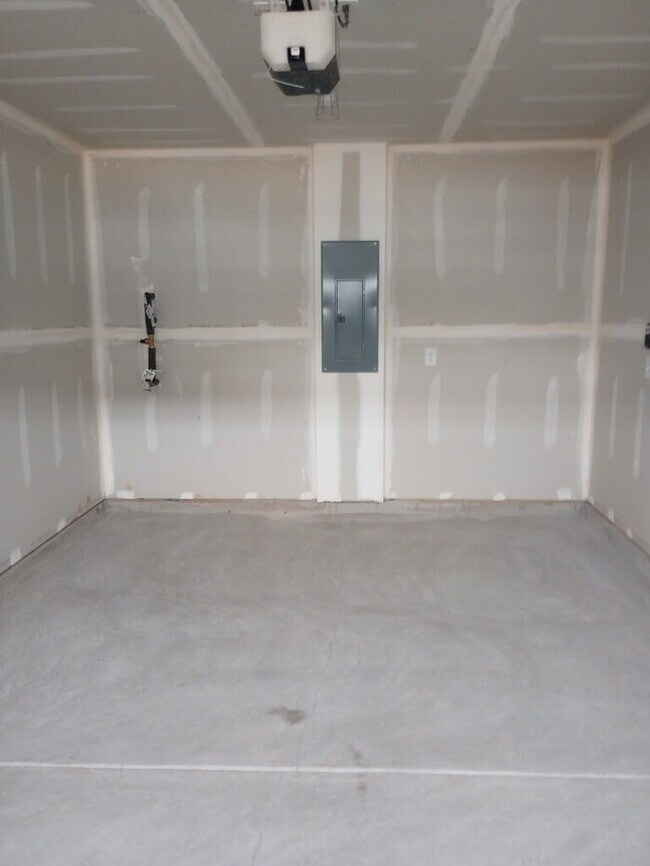 Building Photo - "Charming 3-Bed Townhouse Retreat with 2.5 Baths in Fountain Inn!"