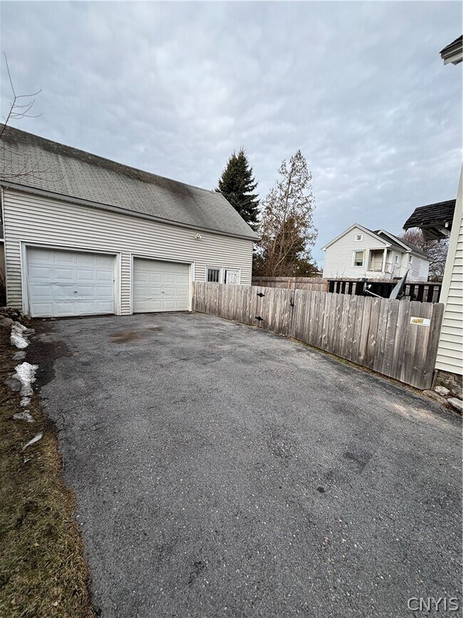 Building Photo - 1108 Salina St