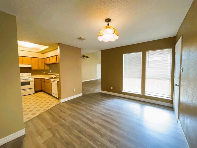 Foto del edificio - 8811 Belle Glen Dr