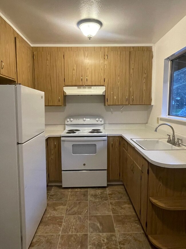 Building Photo - 1475 Benton Dr